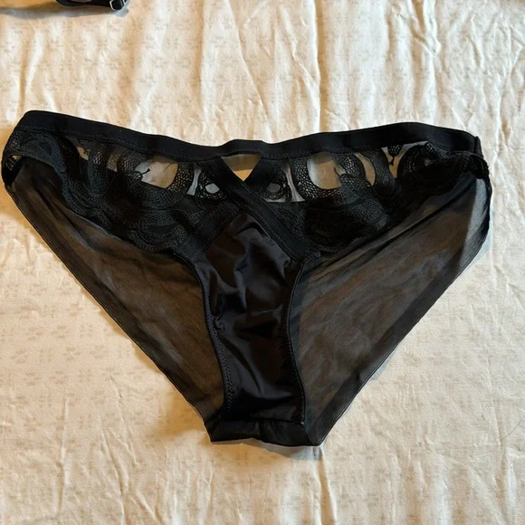 Thistle and Spire Scylla 3 piece set 32b small panty and garter suspender - Picture 2 of 5